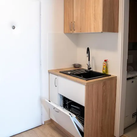 Διαμέρισμα Lovely By The Park *